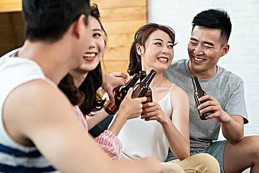 年轻朋友聚会喝啤酒