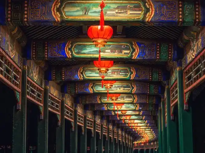 北京:喜迎新春 颐和园长廊亮起灯笼添喜气