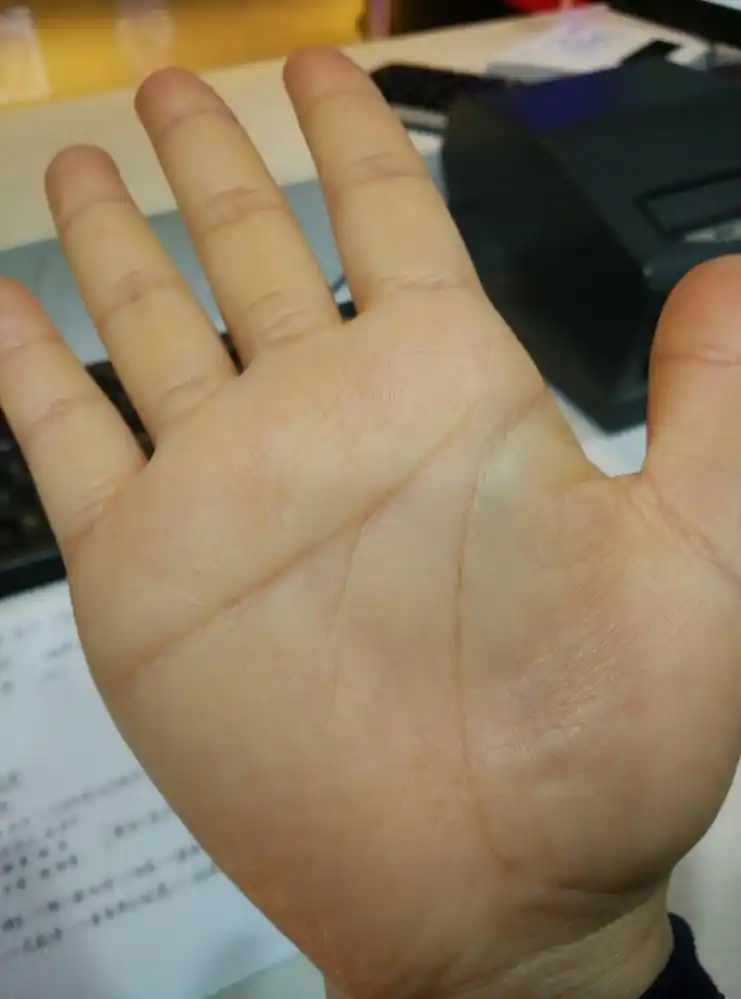 事业线 相较于女人来说,事业对男人是会更重要的,男人左手的事业线指