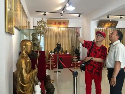 部分亲属在上海六小龄童艺术馆内追思于10月26日去世的母亲严茶姑2017