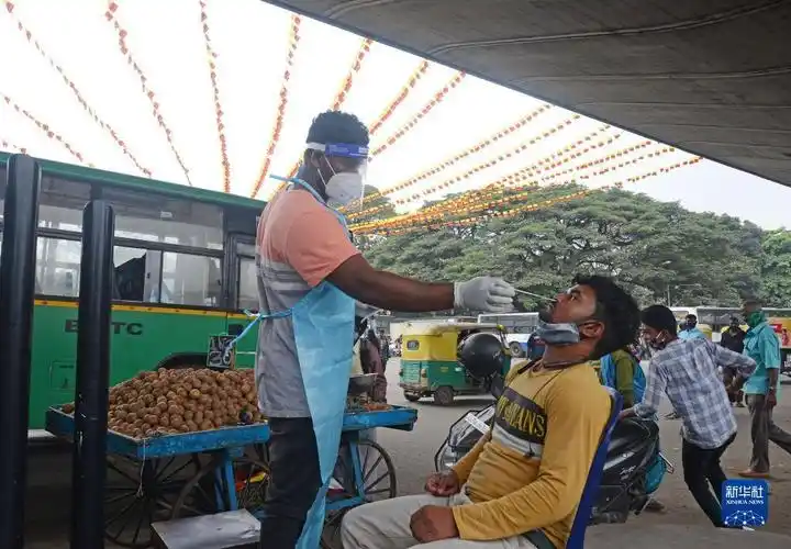 12月2日,一名男子在印度班加罗尔接受新冠检测.
