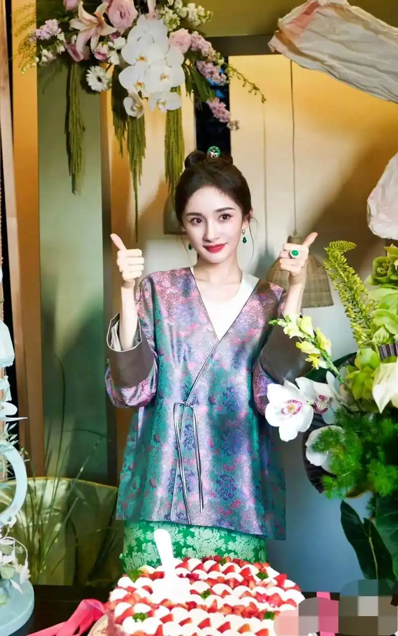 杨幂37岁生日,穿了一件宋锦国风上衣, - 抖音