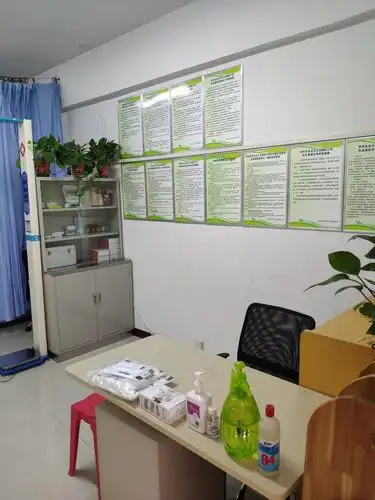 学校医务室环境改造,增加新的防疫十五制度,配齐配足医疗用品.