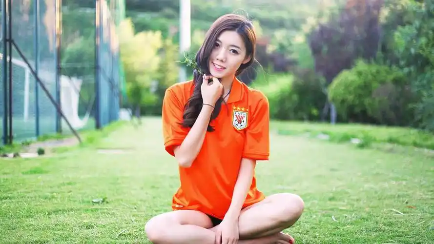 足球美女鲁能宝贝秀美腿平板壁纸1下载