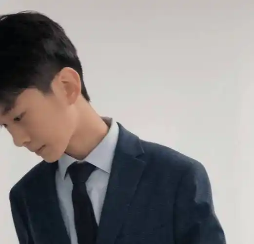 继曹格儿子后,12岁的天天登上热搜,气质颜值不输爸爸_张亮_照片_西装