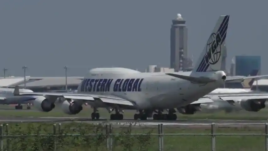 四台强大的发动机,近距离记录波音747重型货机起飞