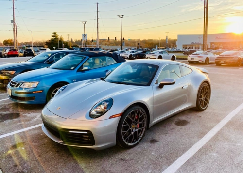 海外街拍全新保时捷911!线条更加圆润优雅,整体科技感加强!