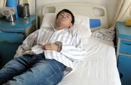 杭州19岁小伙吓懵要切除一侧睾丸妈妈崩溃以后还能生娃吗