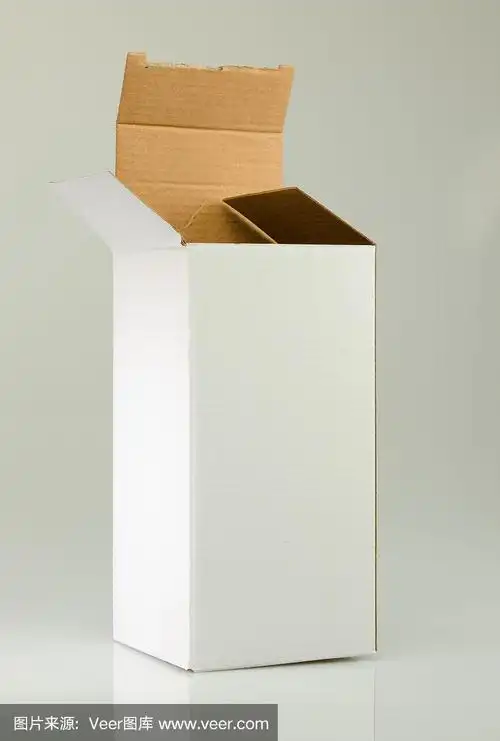 单白色硬纸板包装在反射的背景