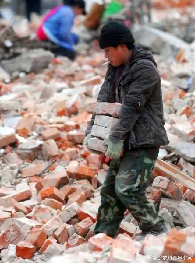 农民工在工地搬砖日入300这个钱真的好赚吗