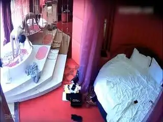 影片名称:情趣酒店偷拍两个女同开房过生日,洗澡相互