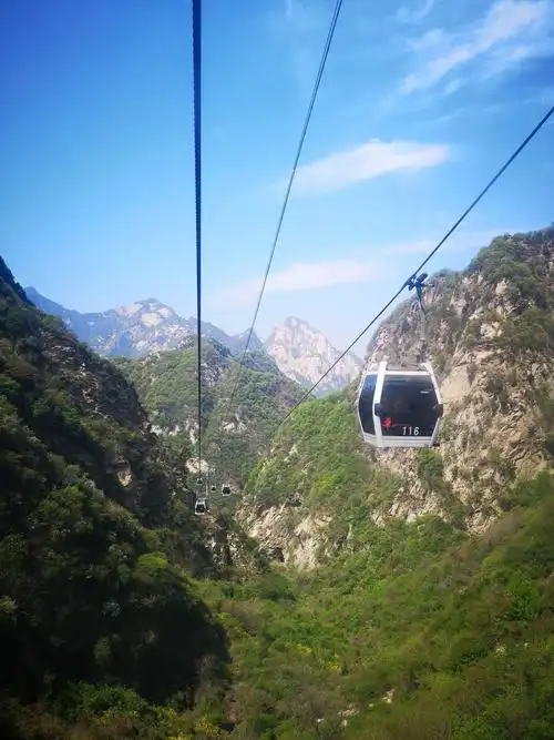 坐西峰索道上山,此索道是迄今为止世界上第一条崖壁开凿硐室站房,起伏
