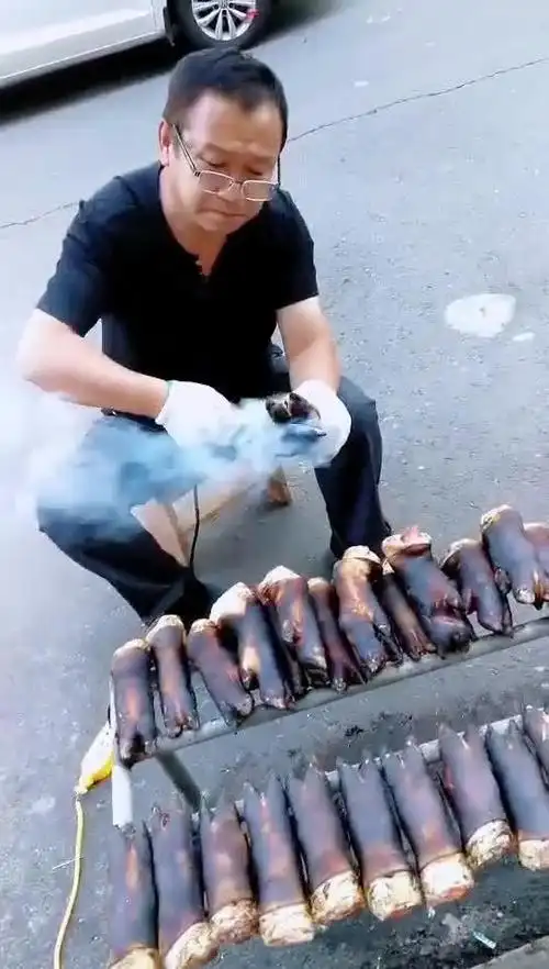 猪蹄脚丫里面喷烤不到,电烙铁处理一下,必须干净卫生.