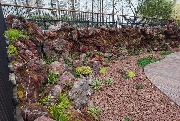 火山岩墙上方即是苏州河贯通步道因为驿站毗邻少儿图书馆,最初曾考虑