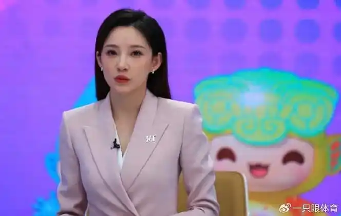 马凡舒再登春晚cctv5女神成央视门面穿红裙大气笑容好美