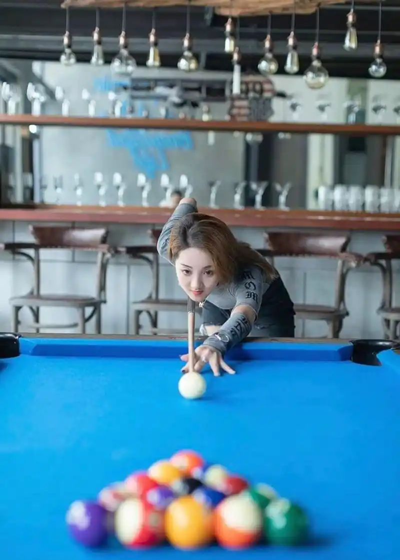 打台球的美女,能给人一种很具象化的女神印象.