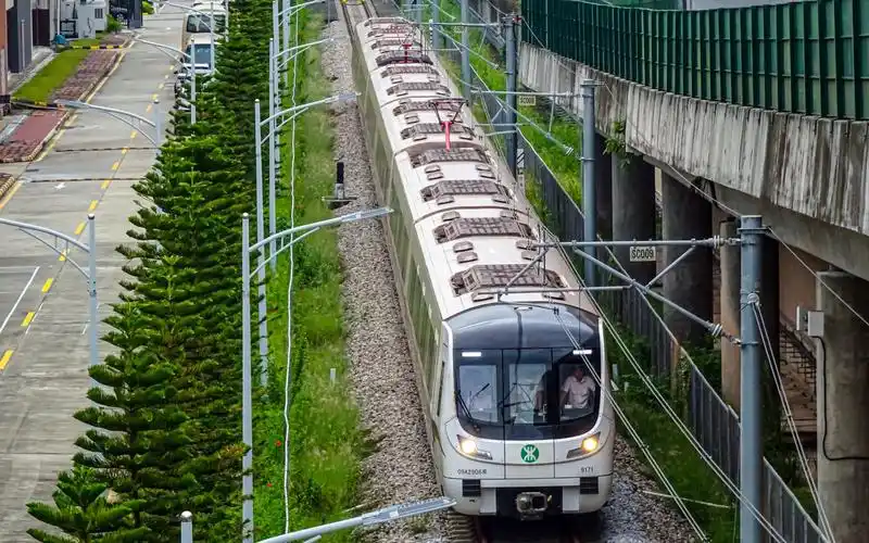 清明清晨-深圳地铁9号线列车侨城东车辆段出库