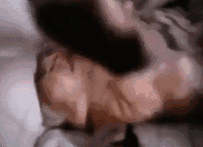 激萌小奶猫做噩梦,猫妈紧紧搂住:宝宝别怕,有妈妈在呢_梦中