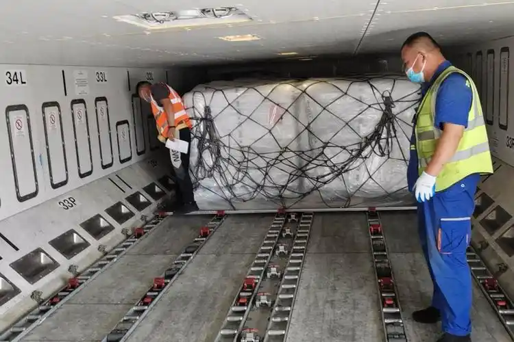 监装监卸和装卸人员检查货舱卡扣长安航空在认真完成国际航班分流保障