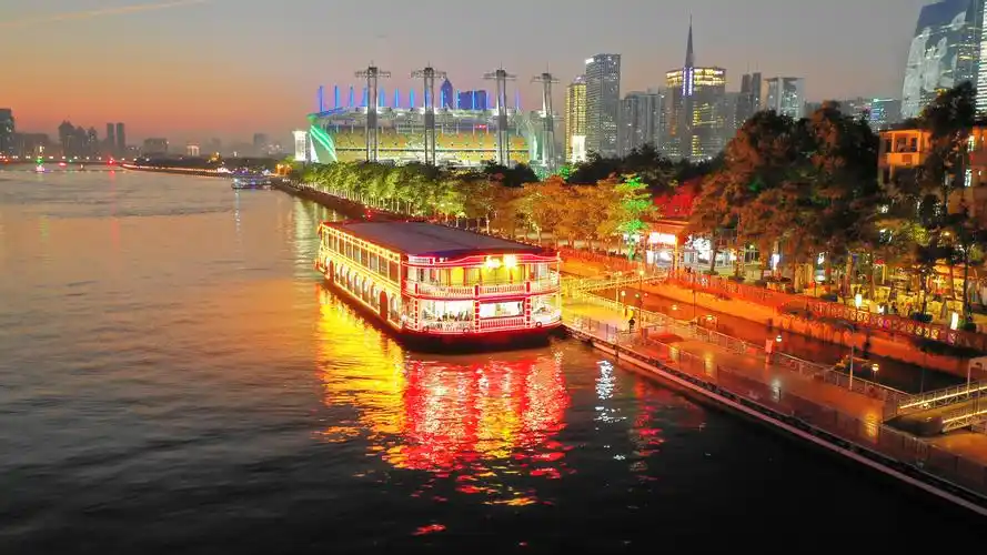 p>"珠江夜游"是指乘游船夜游珠江广州核心河段,该河段景色秀丽,游客