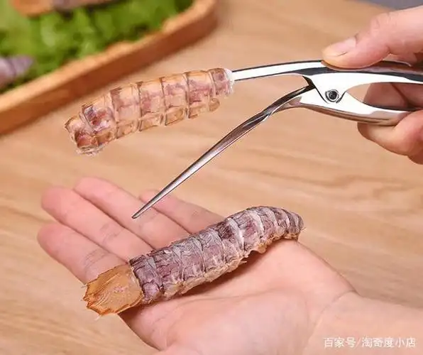 最近小编总能刷到女性朋友圈说这句话:"你应该找一个会给你剥虾,连你