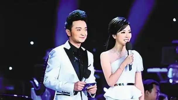 回顾央视主持人李思思:26岁嫁同学,三年生两子,结婚11年幸福如初