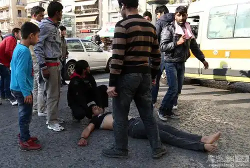 难民广场上吊抗议希腊边界关闭