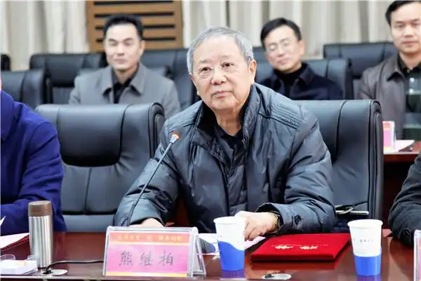 我校(院)党委副书记,校(院)长谭元生,副校长何清湖,国医大师熊继柏