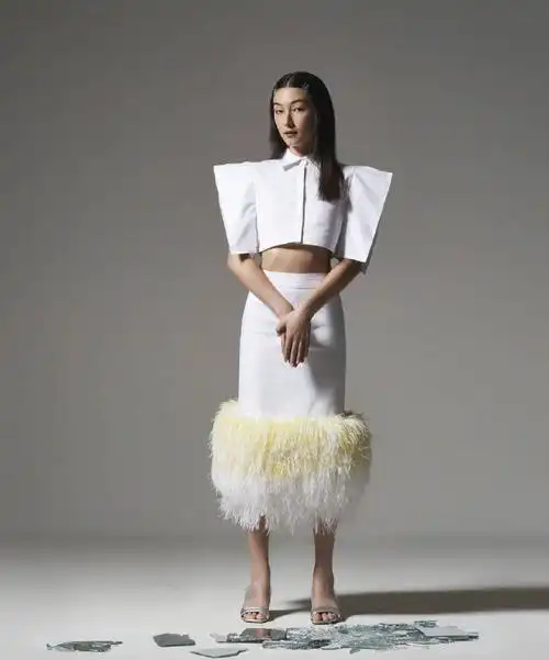 女艺人刘承羽身材修长性感时尚写真