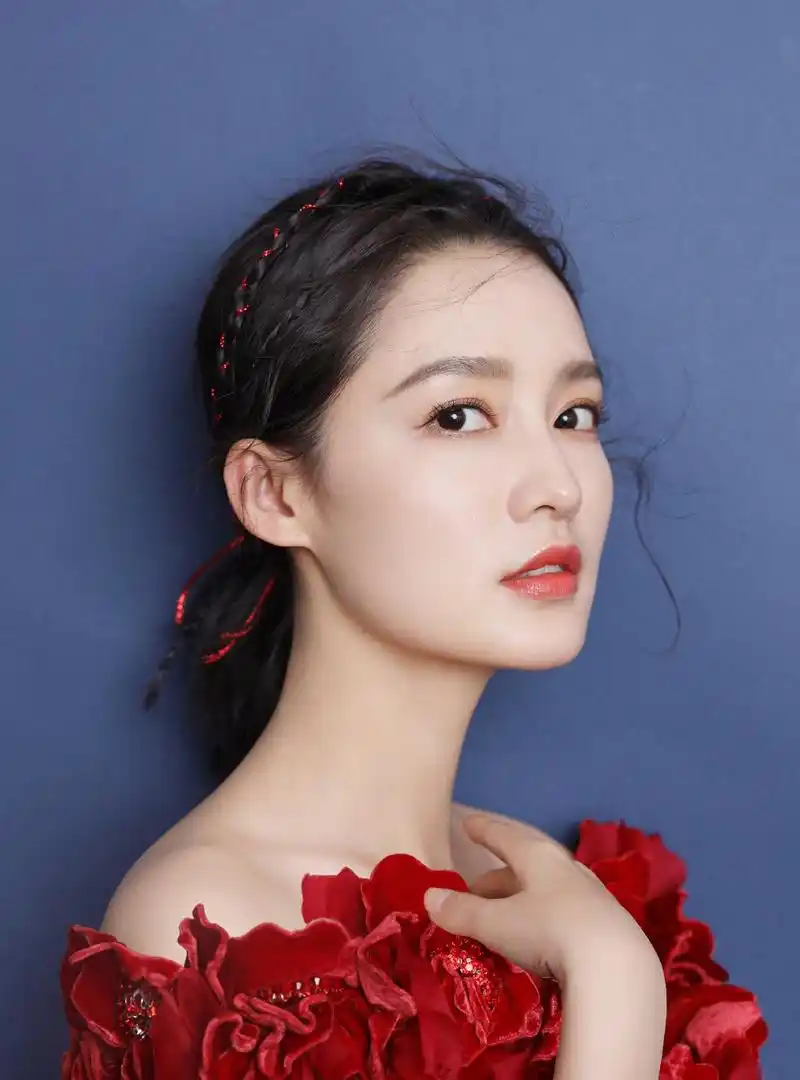 组图:李沁日系爱豆造型旧照曝光 金黄长发搭配彩色眼妆气质大不同