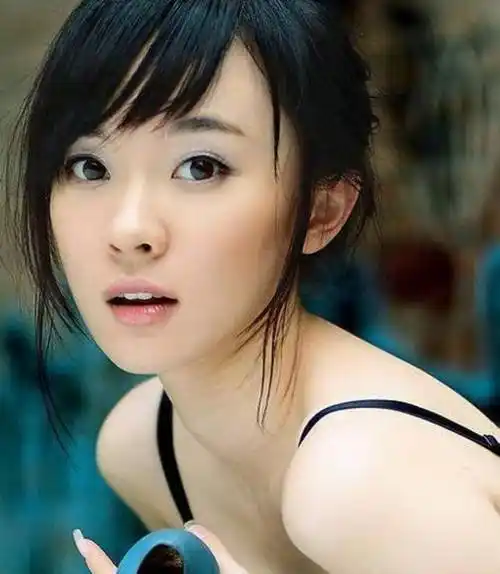 年轻的霍思燕尝到了甜头,发现原来在演艺圈赚钱如此简单.