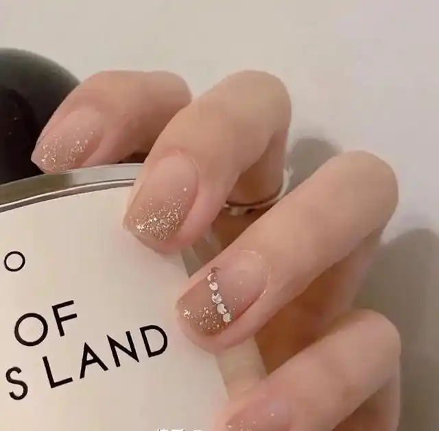 干净的短款美甲来啦