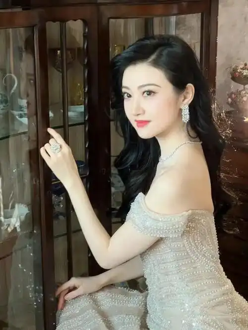 景甜深v一字肩礼服大秀事业线侧卧在地姿势慵懒时尚迷人令人着迷