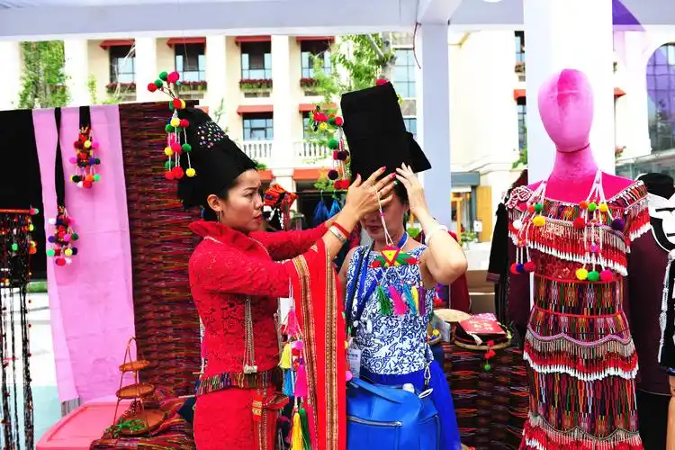 阿昌族服饰亮眼"丝路云裳昆明民族时装周"