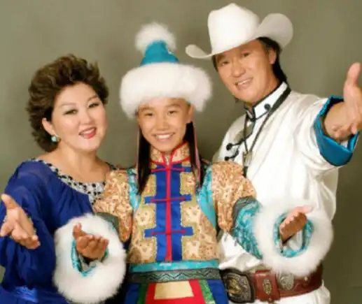 《吉祥三宝》由蒙古族歌手布仁巴雅尔作词作曲,并和妻子乌日娜以及