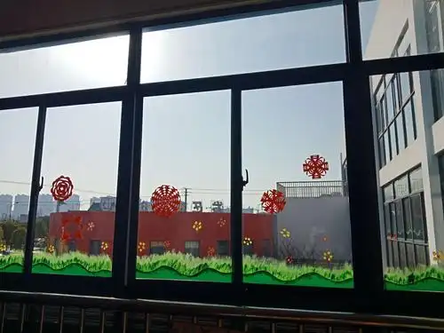 看看我们的教室窗户上贴上了我带过来的窗花是不是更有新年的气氛呢