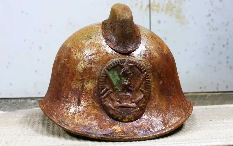 技师修复生锈凹陷的苏联消防员古董头盔