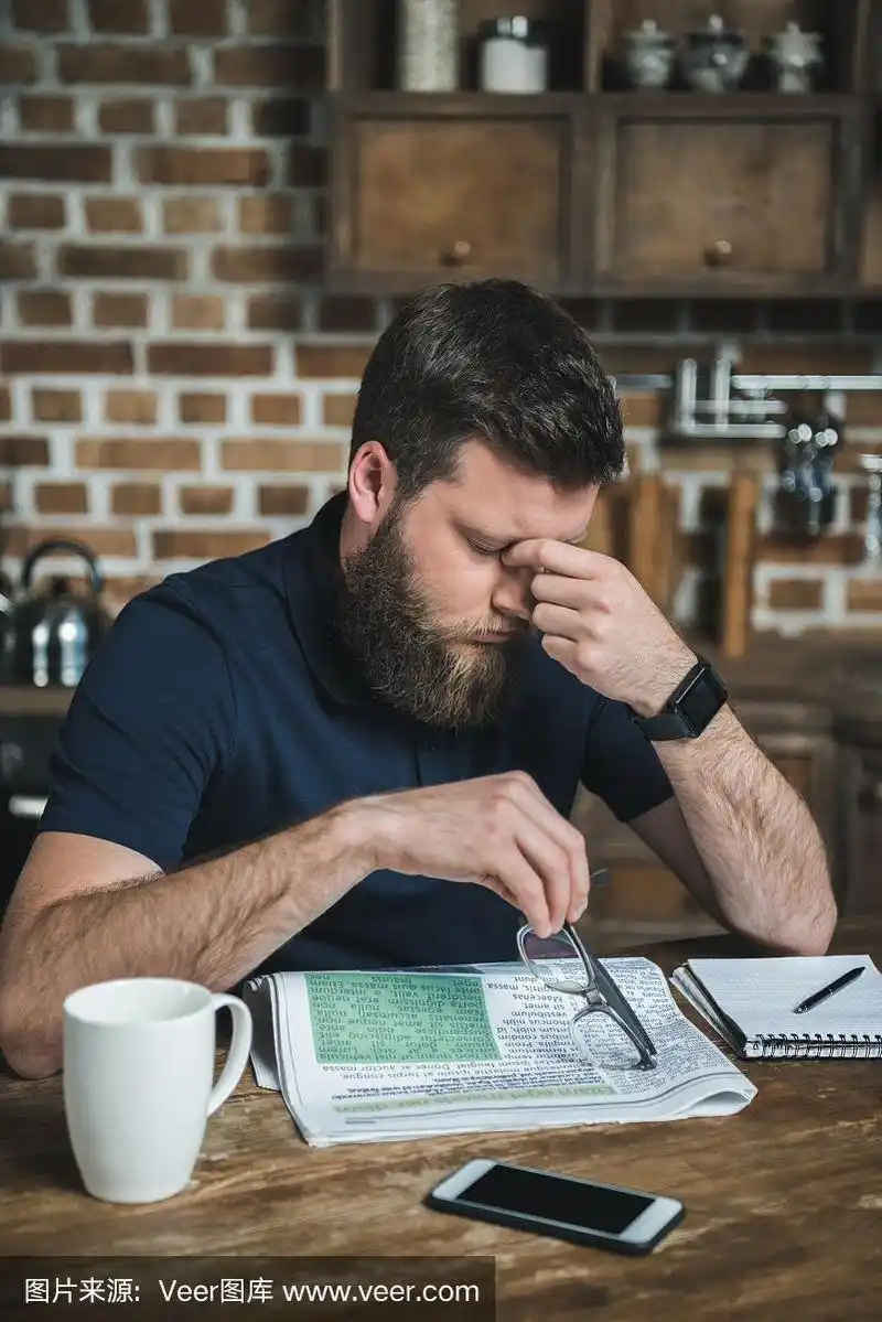 揉眼睛,疲劳的,男人,注视镜头,家庭生活