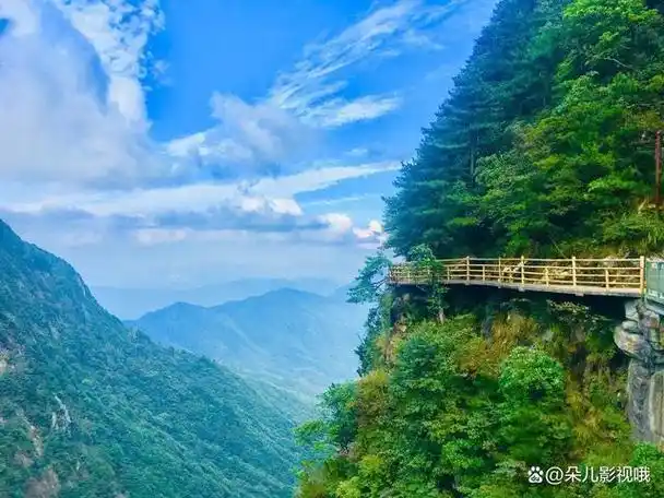 其中,明月山是江西省最著名的旅游景点之一.
