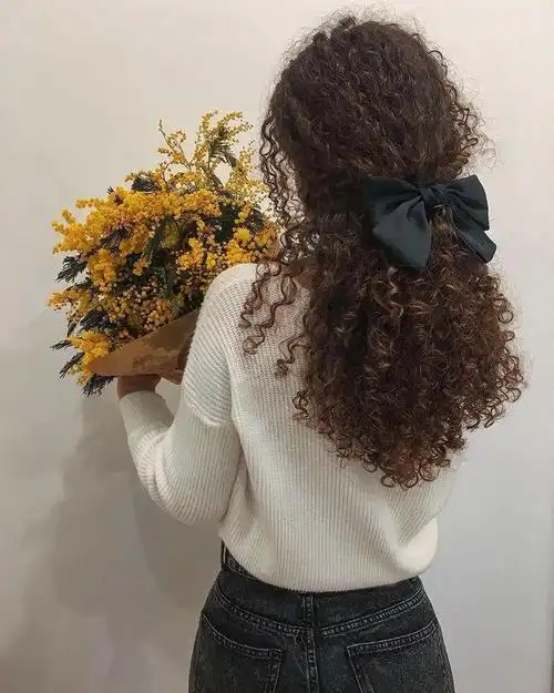 中不可或缺的一部分,如果您想尝试一款特别的卷发发型,那么羊毛卷长发