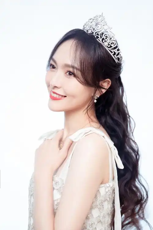 唐嫣白裙皇冠仙气写真图片17