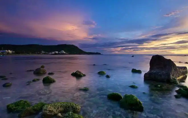 台湾海峡两岸悬崖峭壁,奇石异峰,资源丰富是我国重要渔场之一
