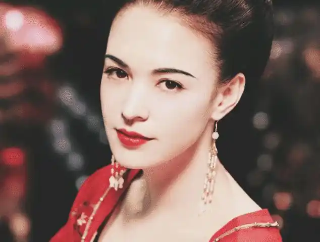 然而在《猫妖传》里面扮演杨贵妃的人就是张榕蓉,从上面的图片中我们