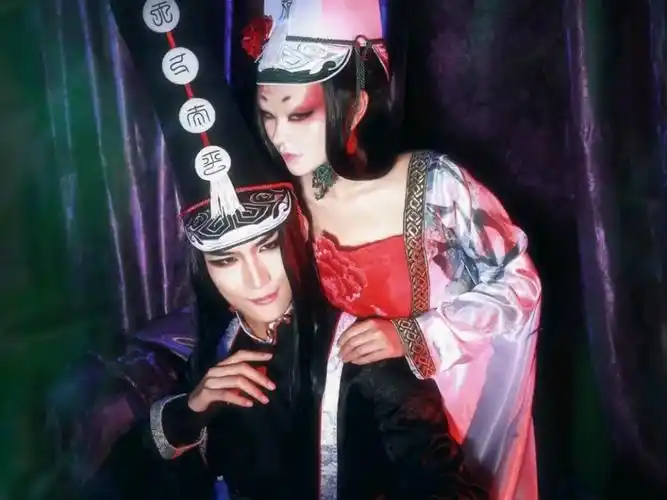 大胆cosplay不良人里面的黑白无常,修炼武功的场景十分有意思