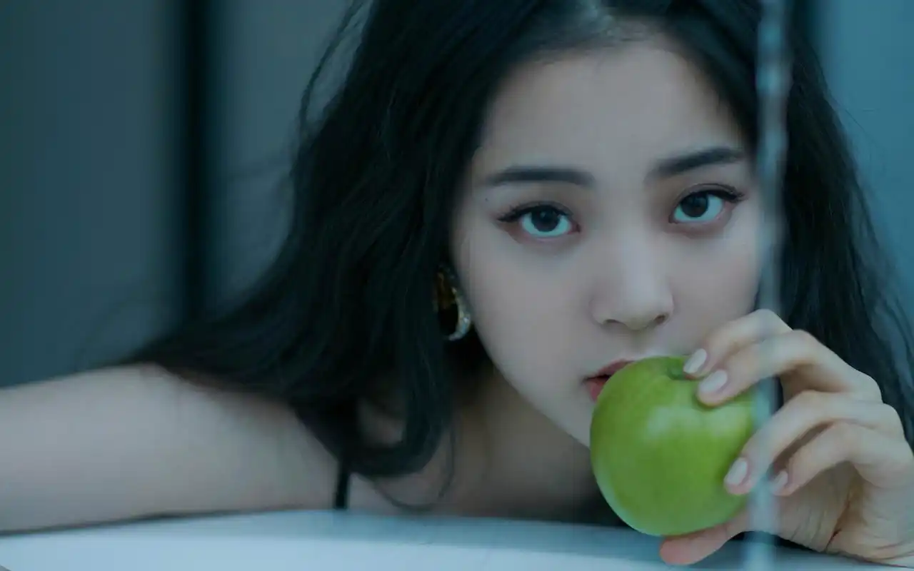 欧阳娜娜性感优雅写真桌面壁纸