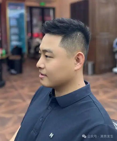 发型之一,它以独特的层次感和自然过渡效果,为男士们带来了全新的形象