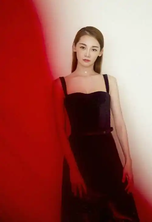 华美芳华:领航者苗苗的独特气质与光影之美_表演_观众_魅力