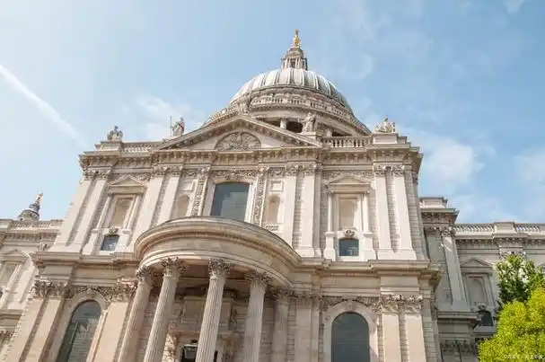 洛可可式建筑是欧洲18世纪中期到19世纪初期流行于法国的一种建筑风格