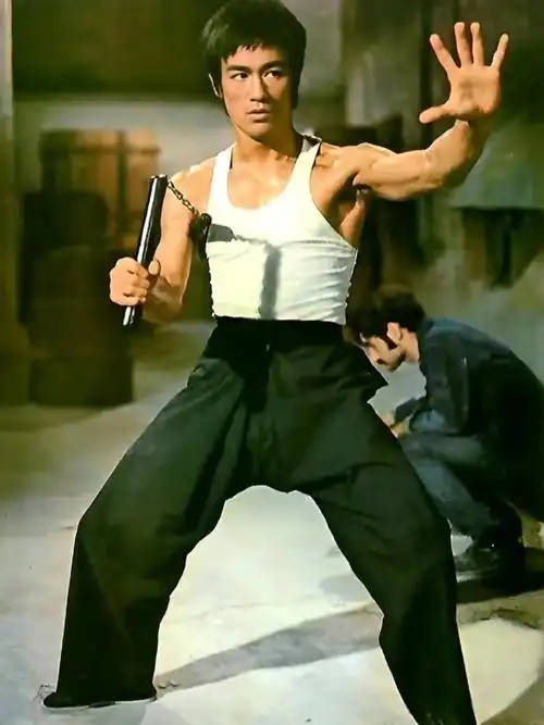 李小龙的功夫有多厉害,他单手二指俯卧撑,30秒内能做出一百个!