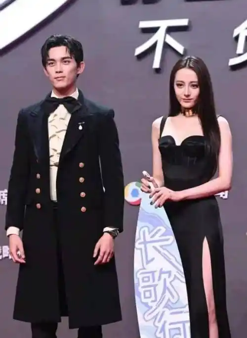 迪丽热巴从出道至今的作品真的是非常多,荧幕cp自然也非常多.